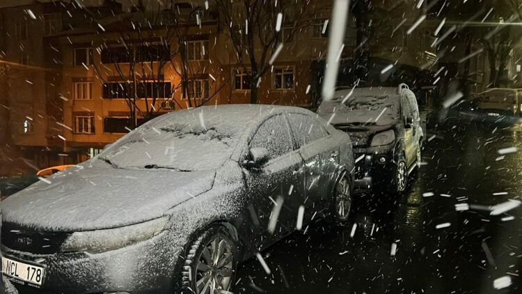 İstanbul'da kar yağışı gece sürdü; araçlara kartopu attılar