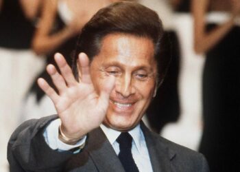 İtalyan moda tasarımcısı Valentino hayatını kaybetti