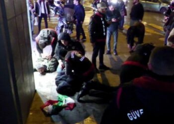 İzmir'de izinsiz yürüyüşe polis müdahalesi: 6 gözaltı