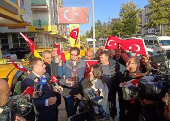İzmir'de taksiciler araçlarını Türk bayraklarıyla donattı