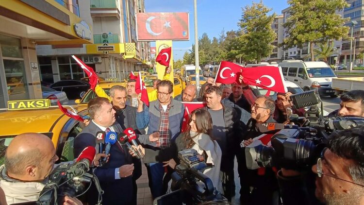 İzmir'de taksiciler araçlarını Türk bayraklarıyla donattı