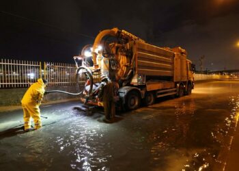 İzmir'i sağanak vurdu; 320 konut, 78 iş yeri ve 5 kamu binasını su bastı