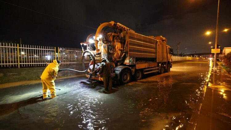 İzmir'i sağanak vurdu; 320 konut, 78 iş yeri ve 5 kamu binasını su bastı