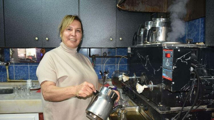 İzmirli esnaf Jale Büyükdemir, kahvecilerin ilk kadın başkanı oldu