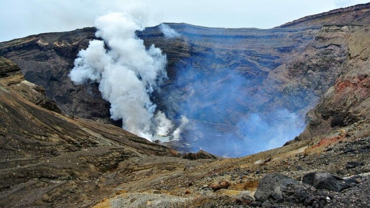 Japonya'da kaybolan helikopterin enkazı kraterde bulundu