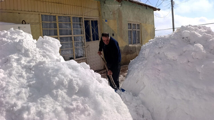 Boybeyi köyünde kar kalınlığı 2 metreyi aştı