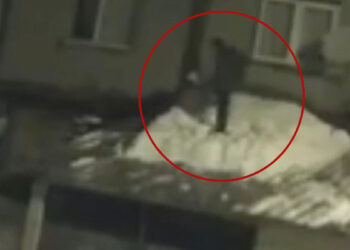Kar kütlesi kayınca yere düştü; o anlar kamerada