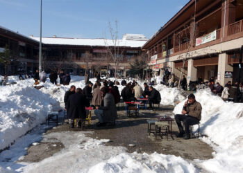 Kar kütlelerinin arasında masa kurup çay içtiler