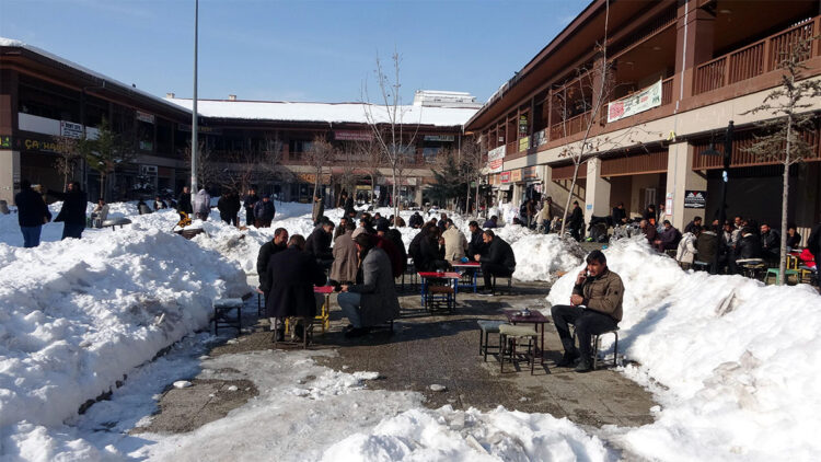 Kar kütlelerinin arasında masa kurup çay içtiler