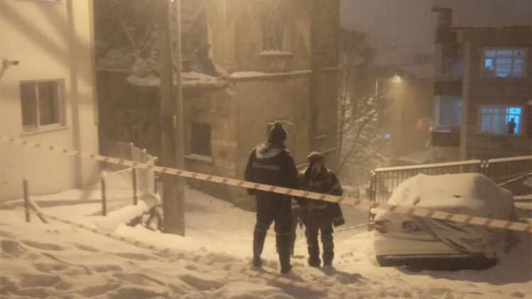 Kar nedeniyle metruk binanın bir bölümü çöktü