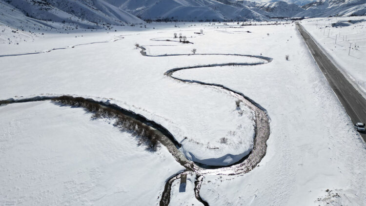 Kar yağışı sonrası mendereslerde güzel manzaralar oluştu