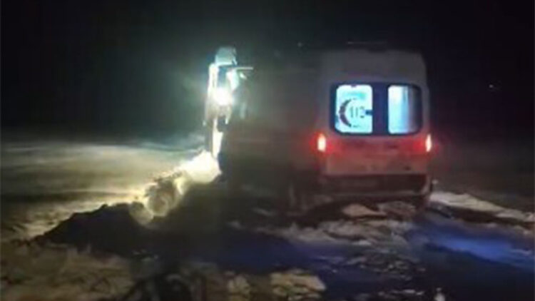 Bitlis'te kara saplanan ambulans kurtarıldı