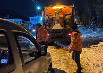 Mersin'de kara saplanan hafif ticari araç kurtarıldı