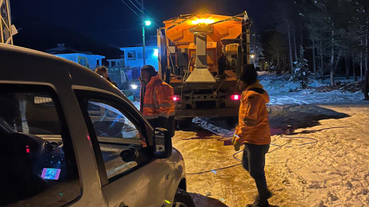 Mersin'de kara saplanan hafif ticari araç kurtarıldı