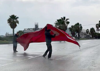 Türk bayrağı kara yoluna düştü; Sürücüler trafiği durdurdu