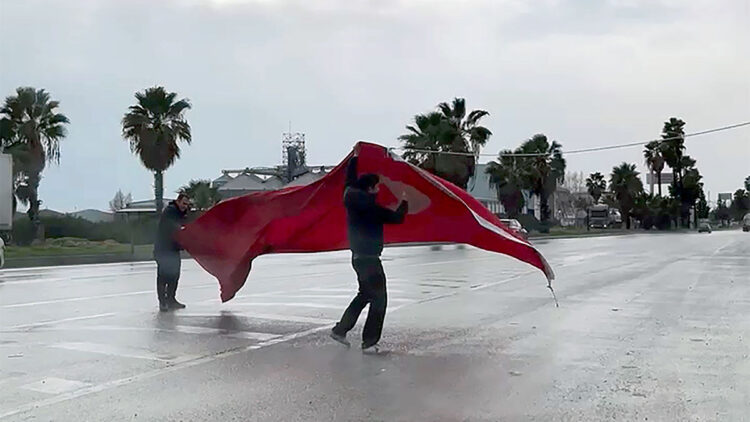Türk bayrağı kara yoluna düştü; Sürücüler trafiği durdurdu