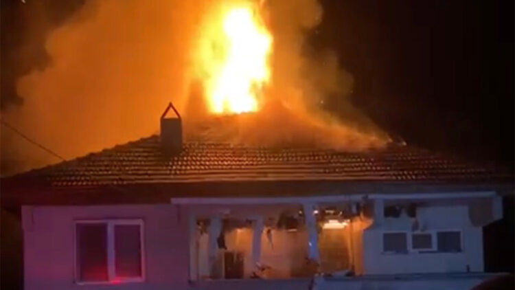 Karabük'te 2 katlı evin çatısı alev alev yandı