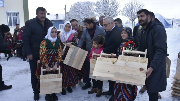 Sivas'ta çocuklara el yapımı tahta kızak hediye edildi