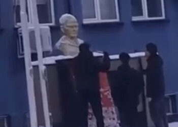 Lise öğrencileri Atatürk büstünü fırça ile temizledi