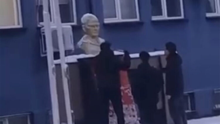 Lise öğrencileri Atatürk büstünü fırça ile temizledi