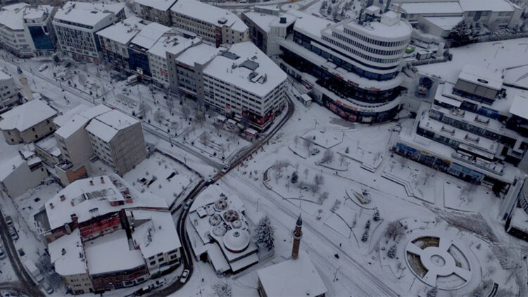 Karla kaplı Bolu kent merkezi, dronla görüntülendi