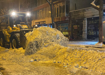 Kars’ta 500 kamyon kar şehir dışına taşındı