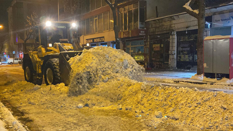 Kars’ta 500 kamyon kar şehir dışına taşındı