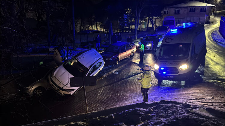 Otomobil kayarak park halindeki bir aracın üzerine çıktı