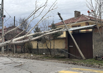 Kütahya'da kuvvetli fırtına hayatı felç etti