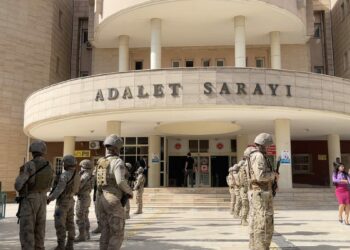 Kaçak göçmenlere sahte evrak düzenleyen şebekeye operasyon: 20 gözaltı