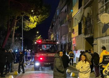 Kadıköy'de 4 katlı binada yangın: 1'i ağır 8 yaralı