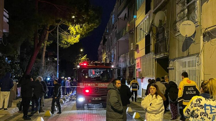 Kadıköy'de 4 katlı binada yangın: 1'i ağır 8 yaralı