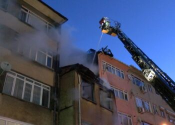 Kadıköy'de yanan 3 katlı metruk binadan atlayan bir kişi yaralandı