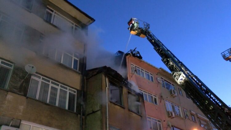 Kadıköy'de yanan 3 katlı metruk binadan atlayan bir kişi yaralandı