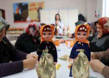 Kadınlar, ‘Ezo Gelin’ bebekler üretip aile ekonomisine katkı sağlıyor