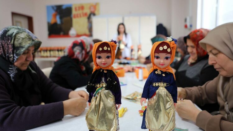 Kadınlar, ‘Ezo Gelin’ bebekler üretip aile ekonomisine katkı sağlıyor