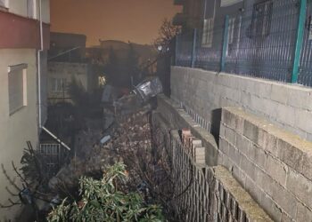 Kahramanmaraş'ta istinat duvarı yıkıldı; 1 apartman ve 3 ev boşaltıldı