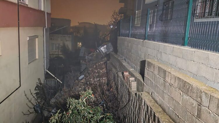 Kahramanmaraş'ta istinat duvarı yıkıldı; 1 apartman ve 3 ev boşaltıldı