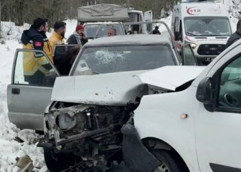 Kamyonet ile hafif ticari araç çarpıştı: 3'ü çocuk 7 yaralı