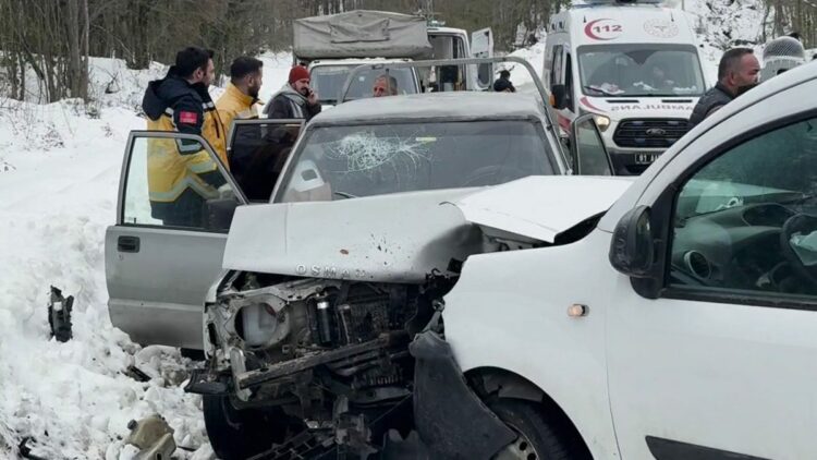 Kamyonet ile hafif ticari araç çarpıştı: 3'ü çocuk 7 yaralı
