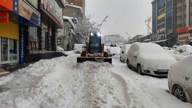 Kar kalınlığı 60 santimetre olan Muş'ta 350 köy yolu kapandı