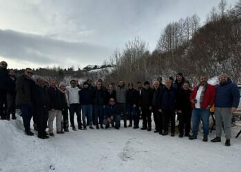 Kar üstünde piknik; mangal yakıp, otomobilin çektiği kızaklarla kaydılar