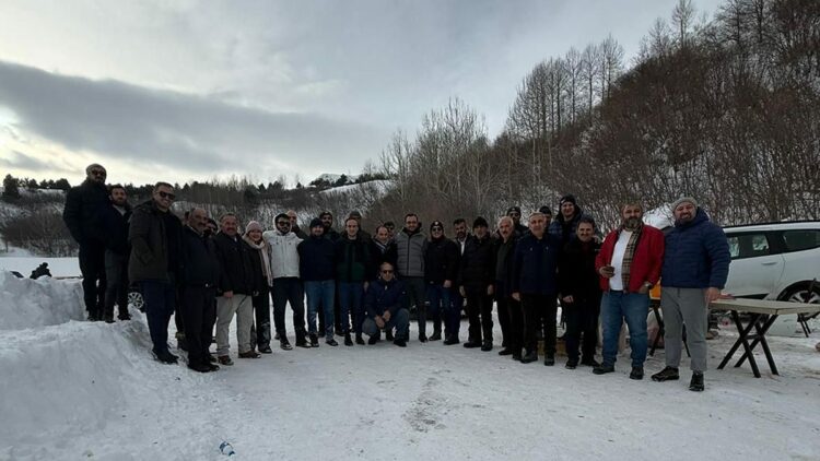 Kar üstünde piknik; mangal yakıp, otomobilin çektiği kızaklarla kaydılar