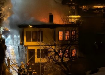 Karabük'te 2 katlı tarihi konak yandı