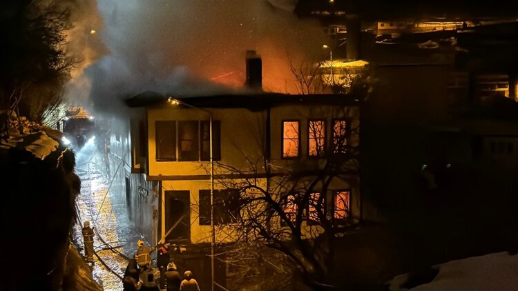 Karabük'te 2 katlı tarihi konak yandı