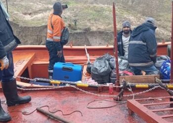 Karadeniz'de sürüklenen Türk gemisi karaya oturdu