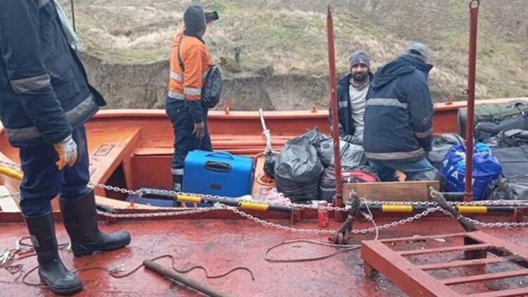 Karadeniz'de sürüklenen Türk gemisi karaya oturdu