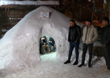 Kardan mekanda çay ve çiğ köfte keyfi