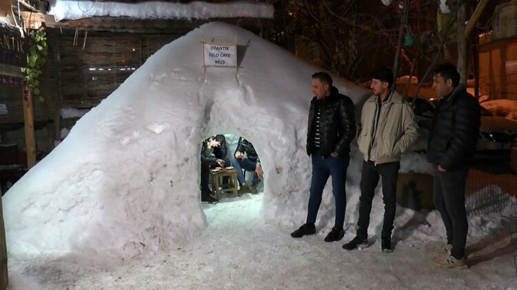 Kardan mekanda çay ve çiğ köfte keyfi