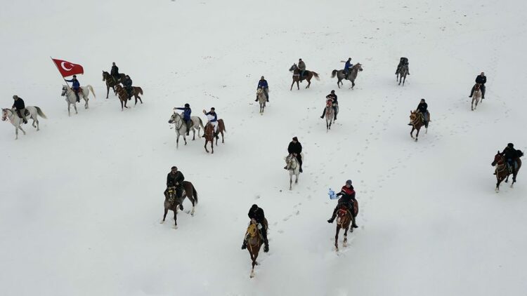 Karlı arazide yem bulamayan yaban hayvanları için atlı seferberlik